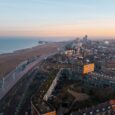 Luchtfoto van de Haagse kust met strand, boulevard en pier