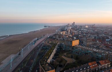 Luchtfoto van de Haagse kust met strand, boulevard en pier